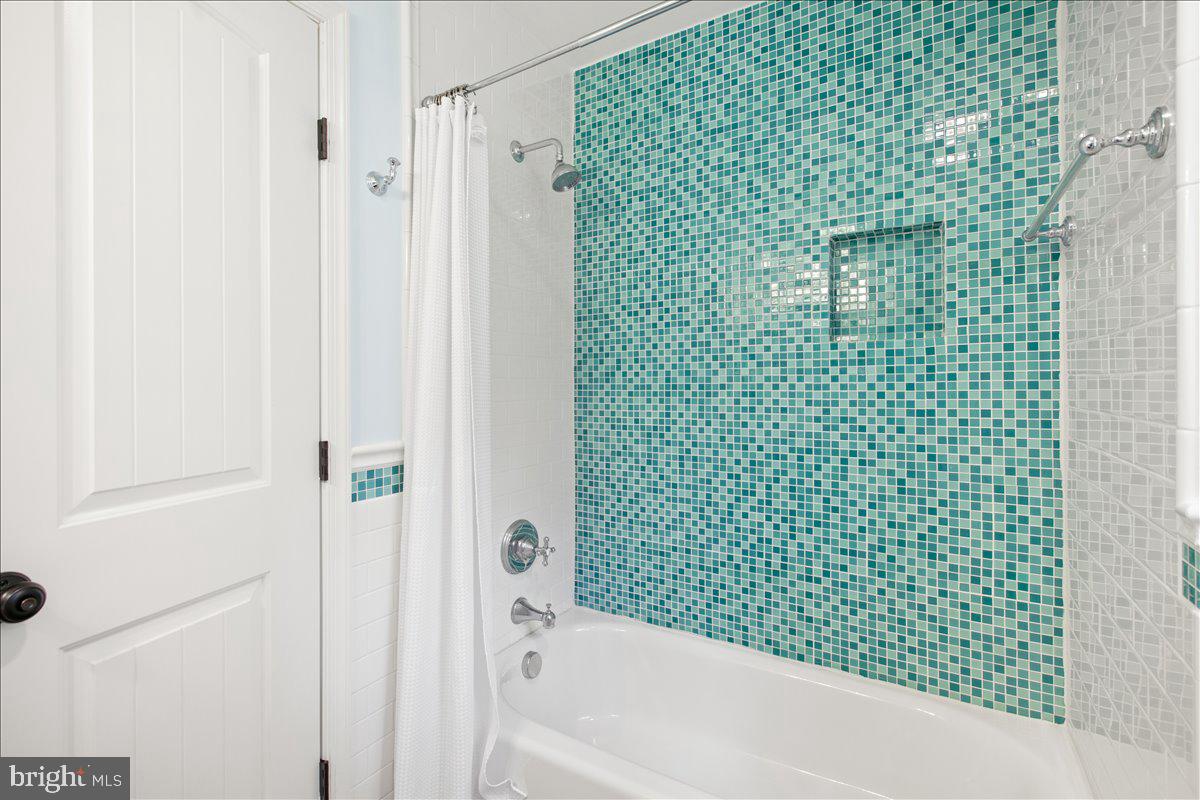 19266 Mockingbird Heights Road Triangle, VA 22172 - Photo 27 of 35 a bathroom with a shower