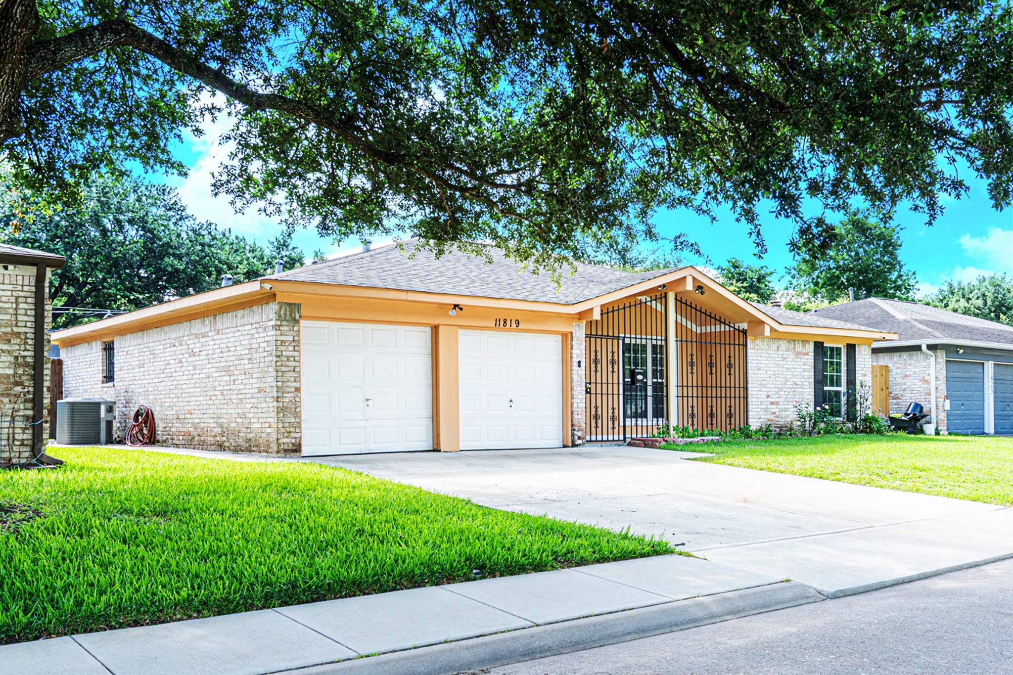 11819 South Ridgewood Circle Houston, TX 77071 - Photo 2 of 31