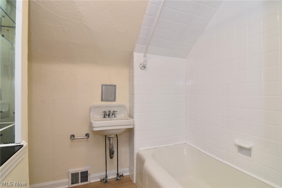 2564 Fenwick Road Cleveland, OH 44118 - Photo 37 of 46 Third Floor
