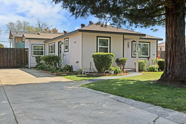 a view of a house with back yard