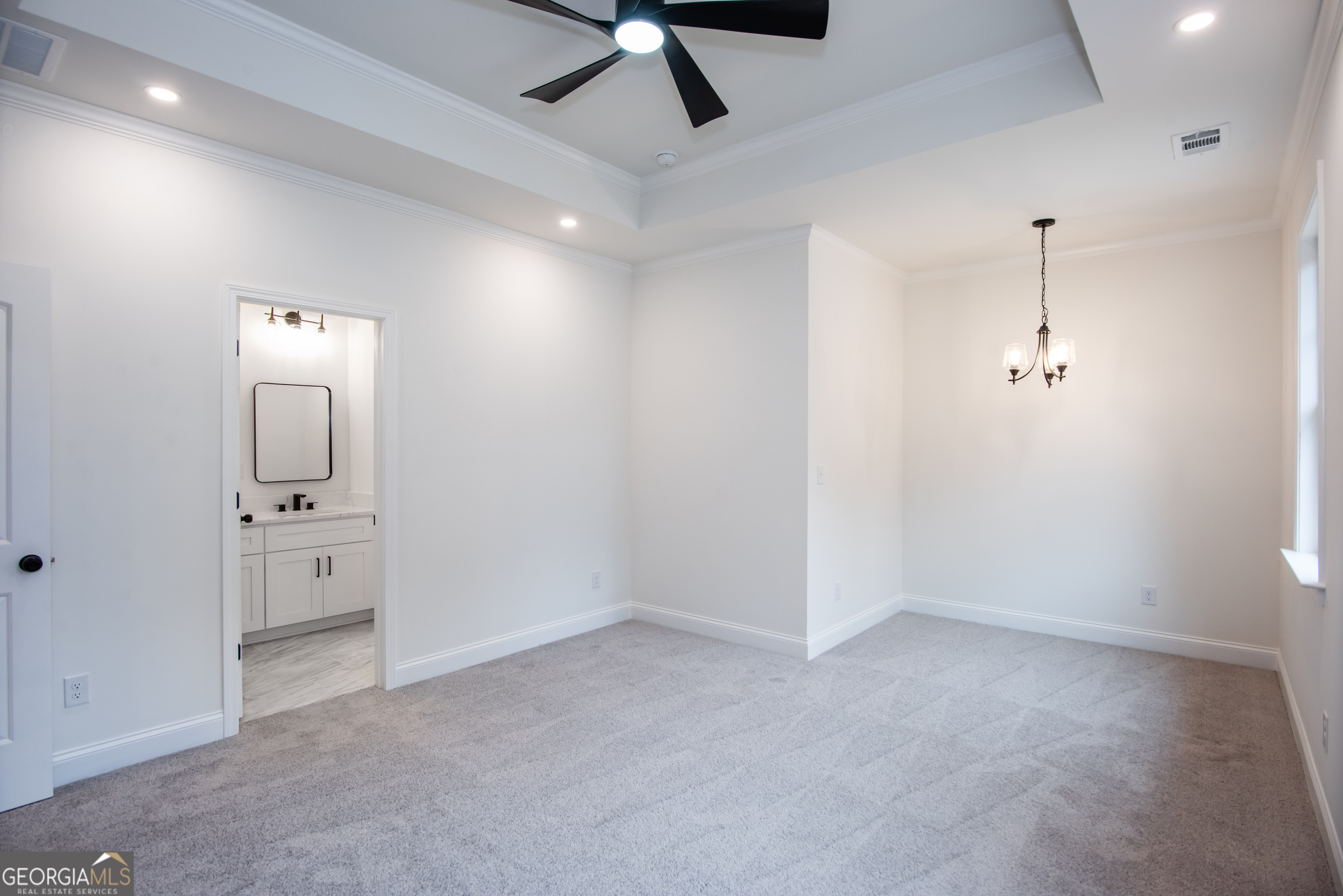 3342 Landings S Drive Southwest Atlanta, GA 30331 - Photo 20 of 34 an empty room with mirror and a ceiling fan