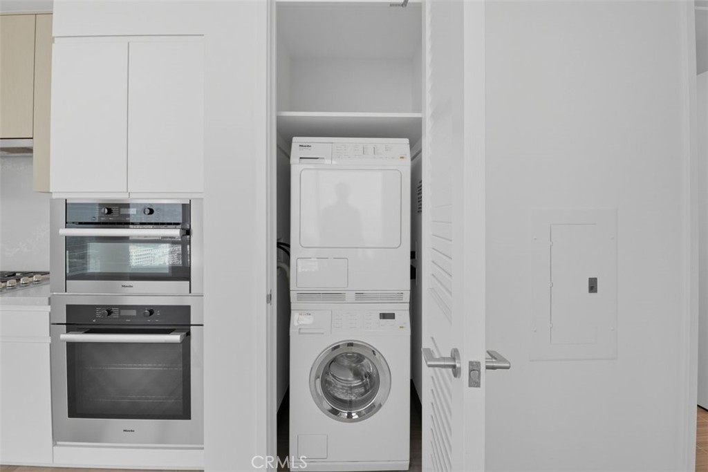 877 Francisco Street, Unit 3102 Los Angeles, CA 90017 - Photo 20 of 36 a kitchen with a refrigerator and a stove