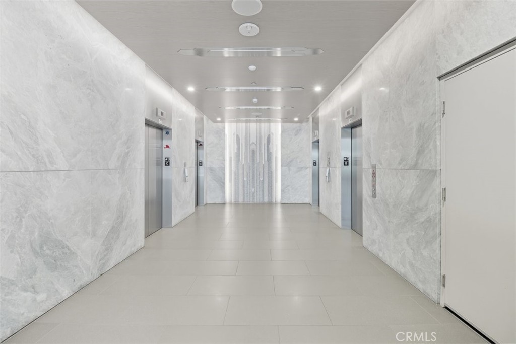 877 Francisco Street, Unit 3102 Los Angeles, CA 90017 - Photo 26 of 36 a view of a hallway