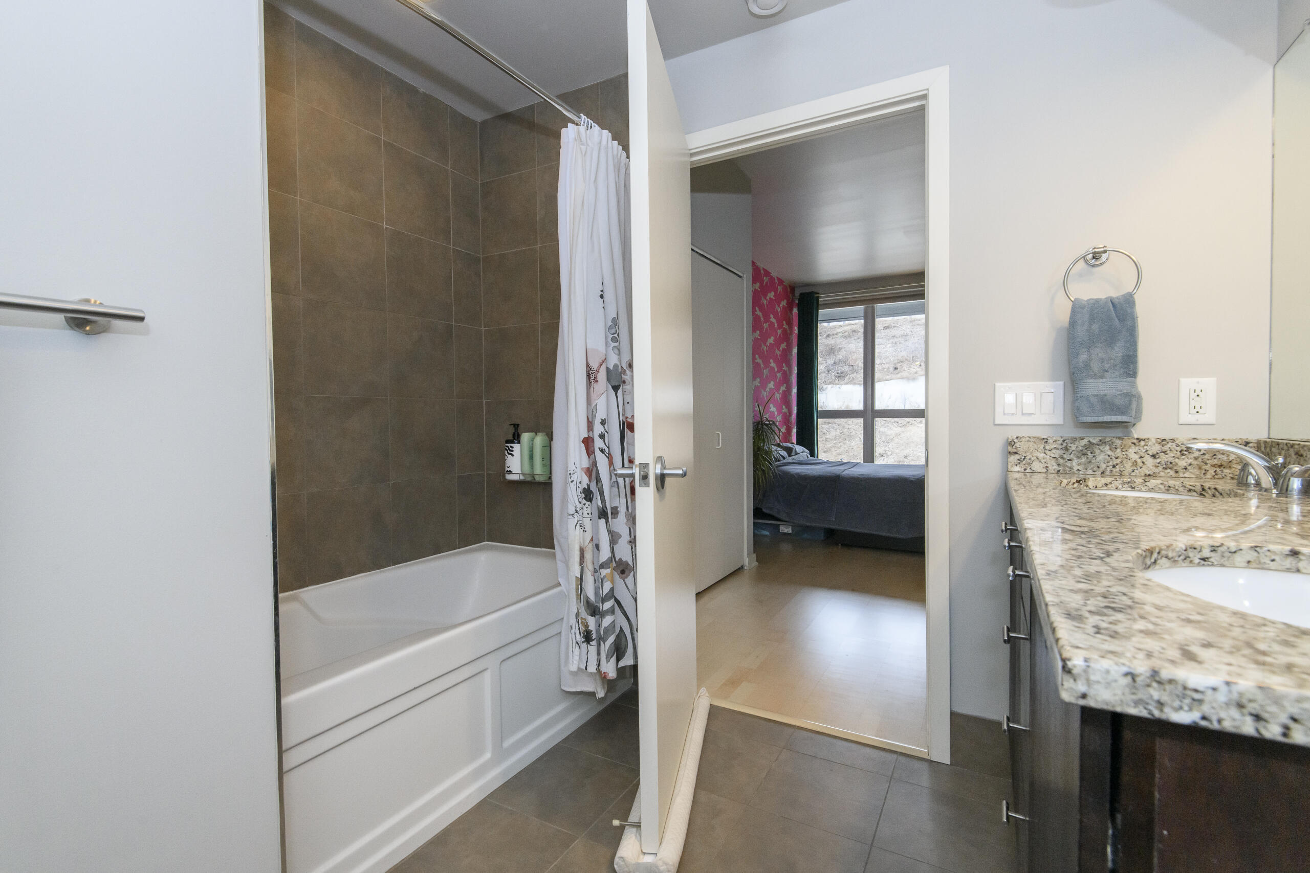 1902 North Commerce Street, Unit 308 Milwaukee, WI 53212 - Photo 14 of 31 Primary Full Bath