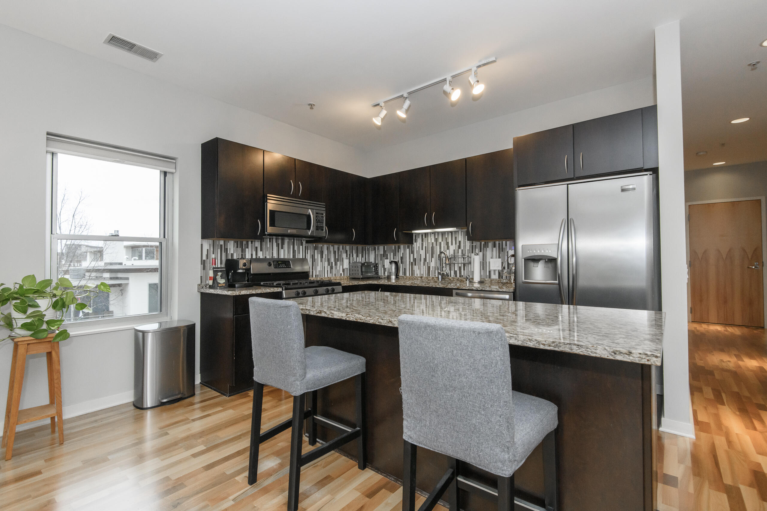 1902 North Commerce Street, Unit 308 Milwaukee, WI 53212 - Photo 6 of 31 Breakfast Bar w/Granite Counters
