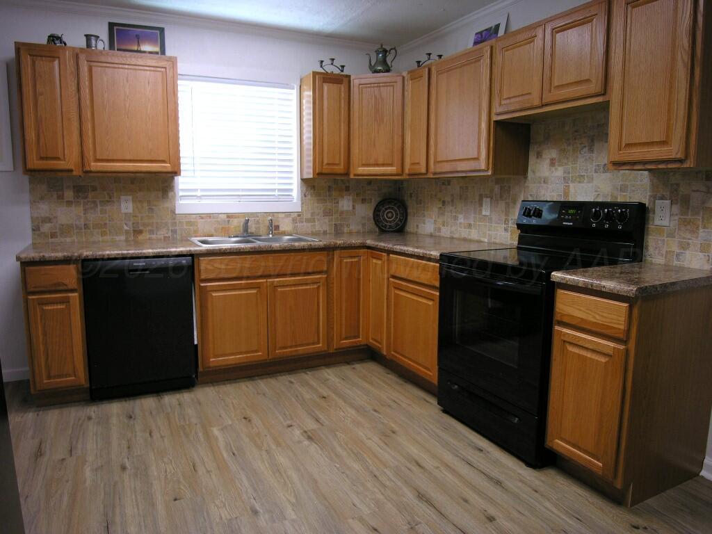 289 Overland Trail Fritch, TX 79036 - Photo 11 of 27 07-kitchen