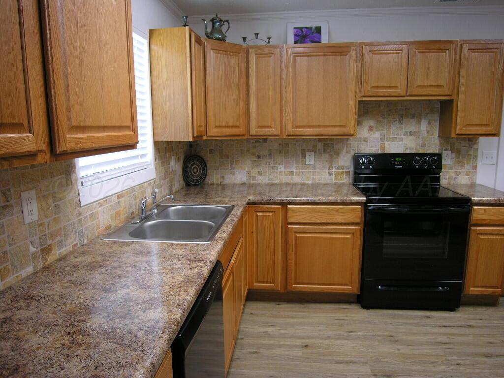 289 Overland Trail Fritch, TX 79036 - Photo 12 of 27 08-kitchen