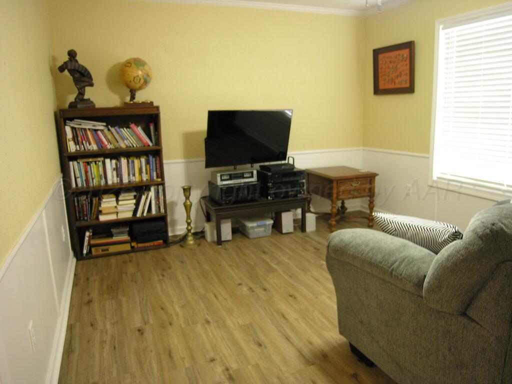 289 Overland Trail Fritch, TX 79036 - Photo 5 of 27 15-livingroom