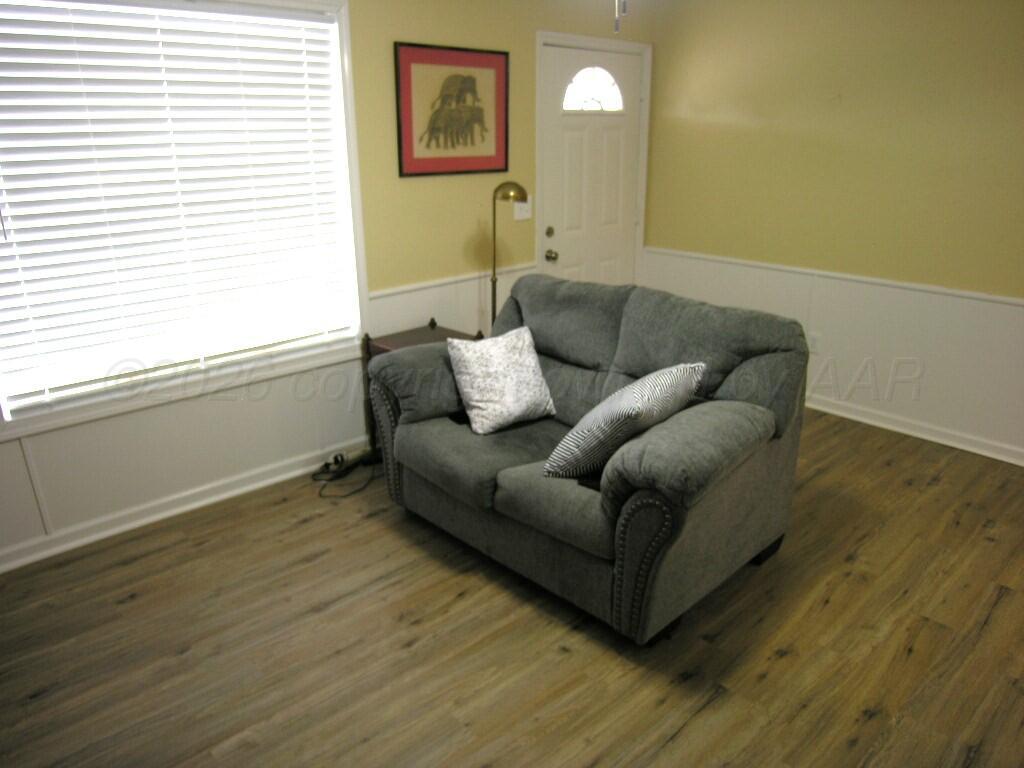 289 Overland Trail Fritch, TX 79036 - Photo 6 of 27 18-livingroom