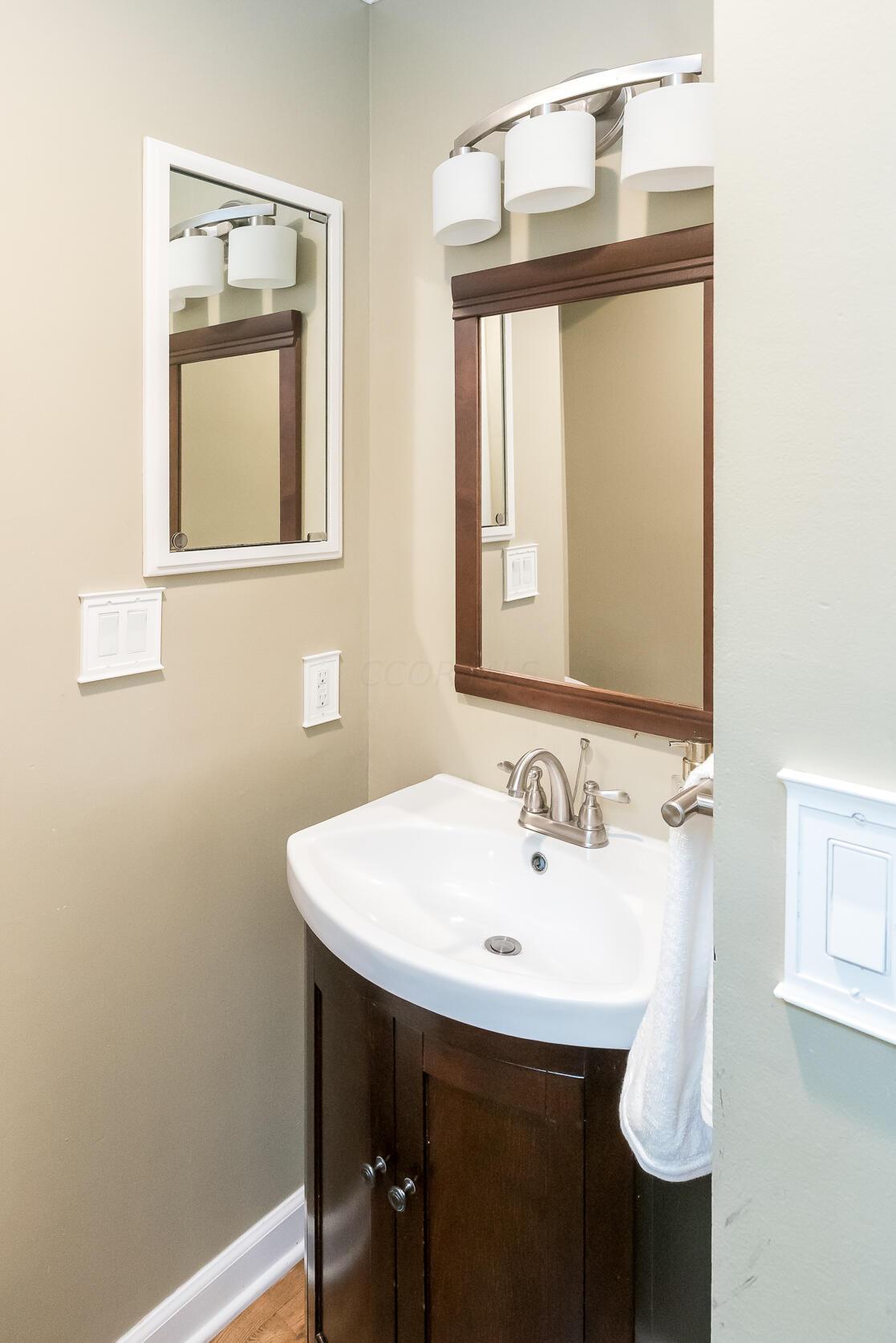 356 Gudrun Road Columbus, OH 43202 - Photo 20 of 53 1/2 bath/powder room