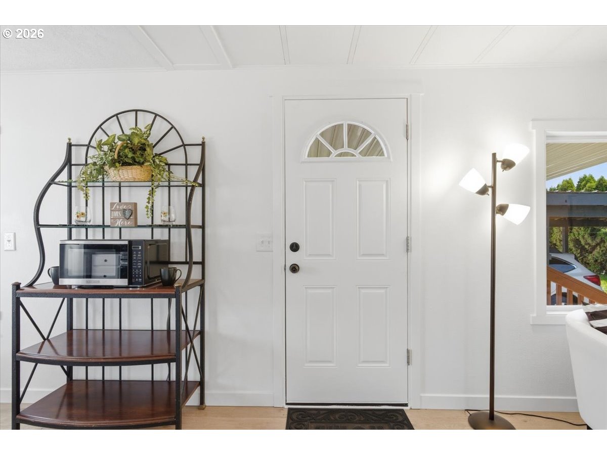 151 Edwards Road South, Unit 69 Monmouth, OR 97361 - Photo 11 of 33 Entrance/Foyer