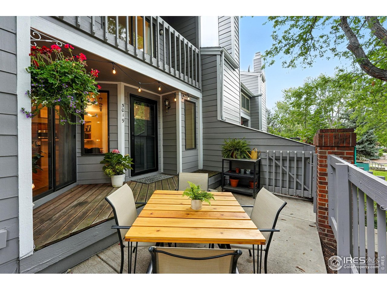 a view of a dinning tables and chairs in patio