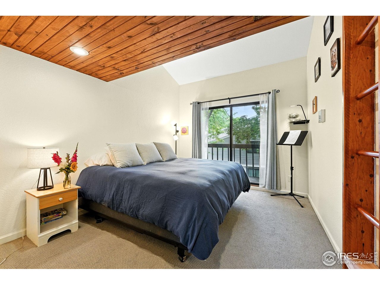 5016 Buckingham Road, Unit 4 Boulder, CO 80301 - Photo 10 of 22 a bedroom with a bed and a dresser