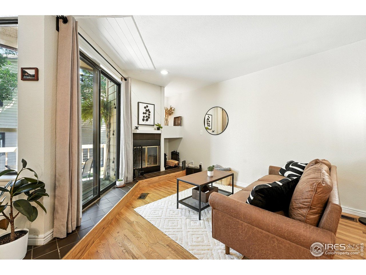 5016 Buckingham Road, Unit 4 Boulder, CO 80301 - Photo 4 of 22 a living room with furniture