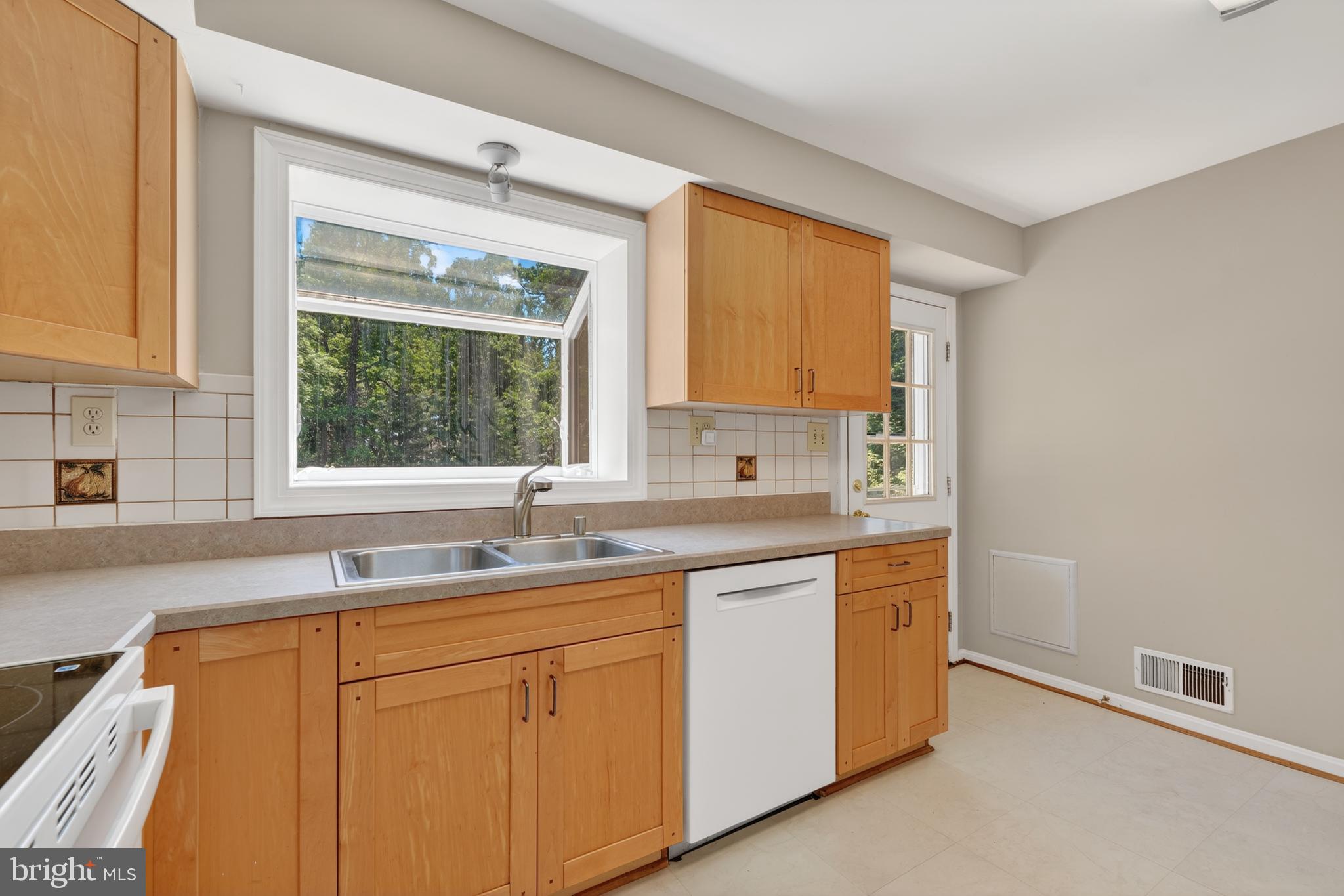 6727 Newington Road Lorton, VA 22079 - Photo 16 of 51