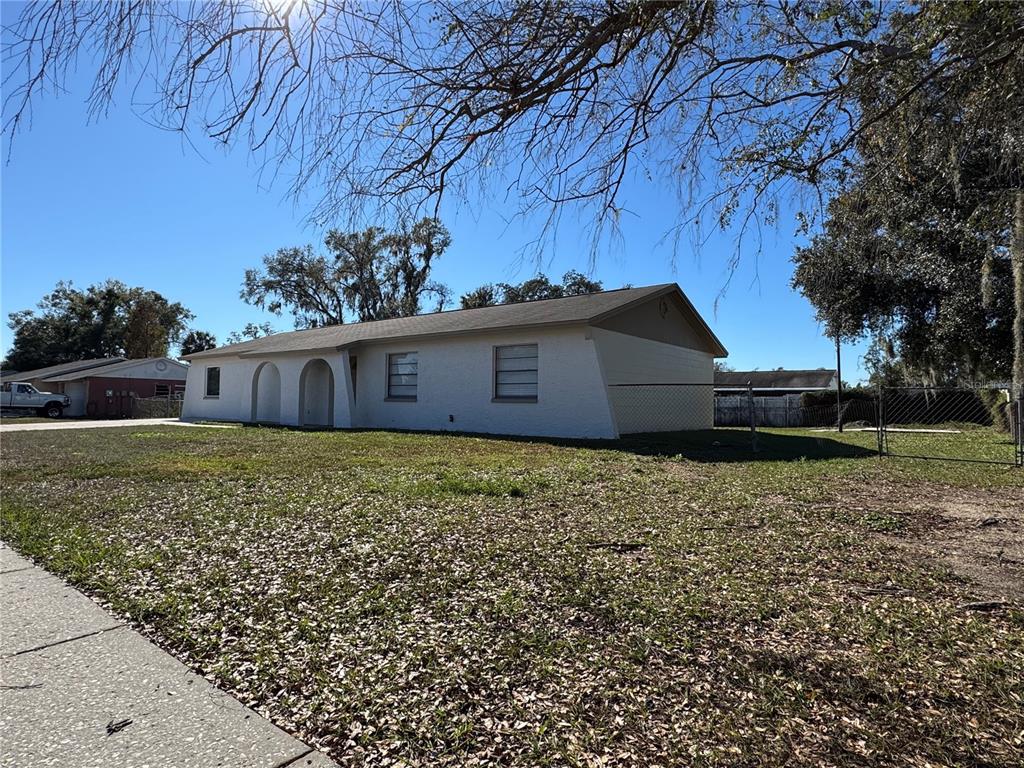 2527 Ridge Top Way Valrico, FL 33594 - Photo 2 of 31 a view of a house with a garden