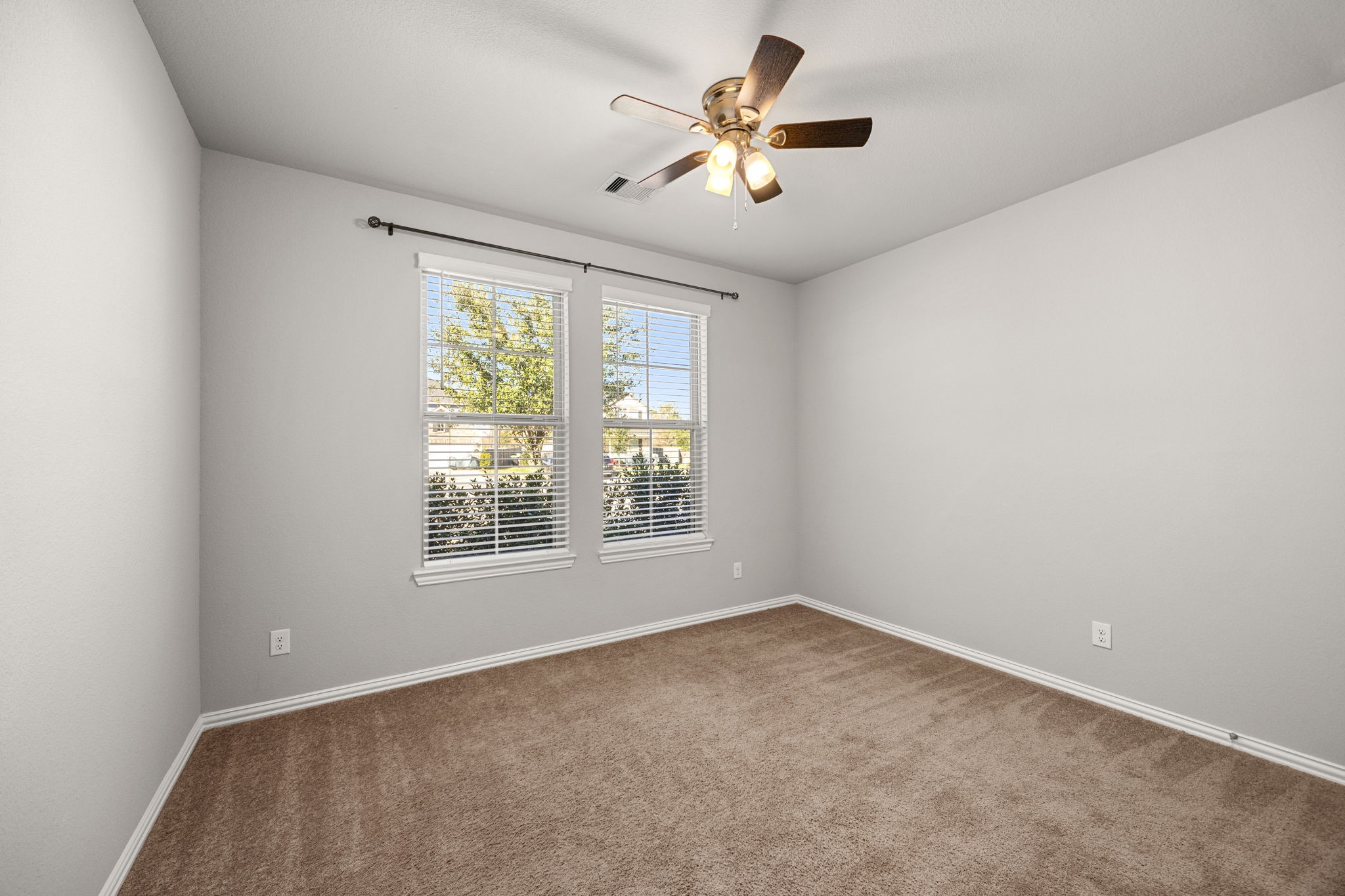 8315 Divot Trace Fulshear, TX 77441 - Photo 7 of 33