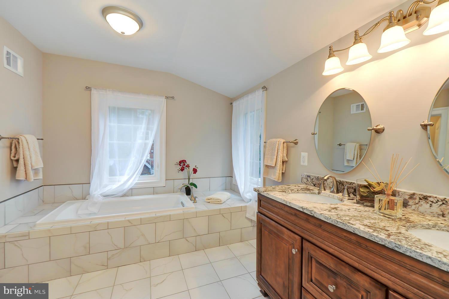 116 West Glebe Road, Unit A Alexandria, VA 22305 - Photo 13 of 18 Bath (Master)
