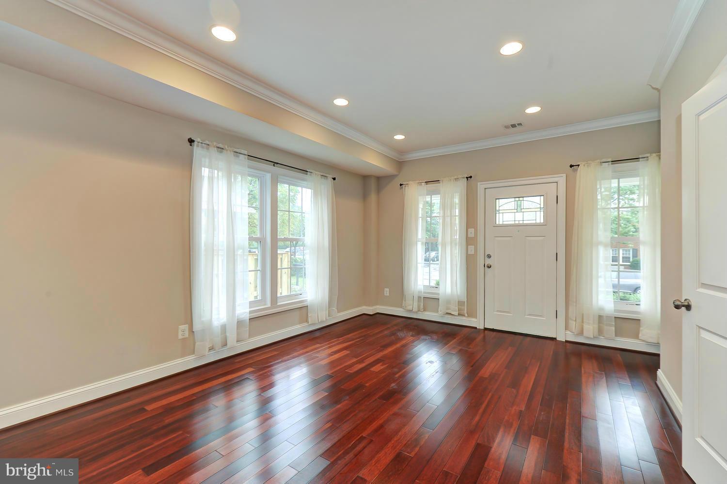 116 West Glebe Road, Unit A Alexandria, VA 22305 - Photo 3 of 18 Living Room