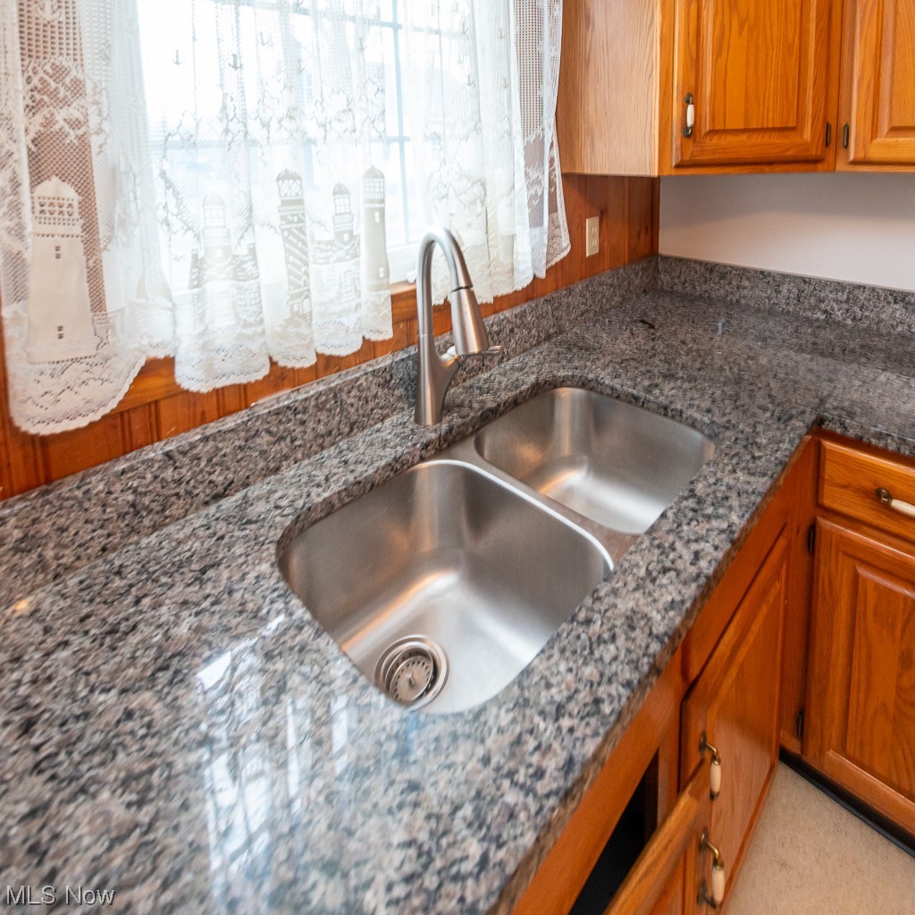5 Pleasantview Vermilion, OH 44089 - Photo 10 of 37 Details with sink