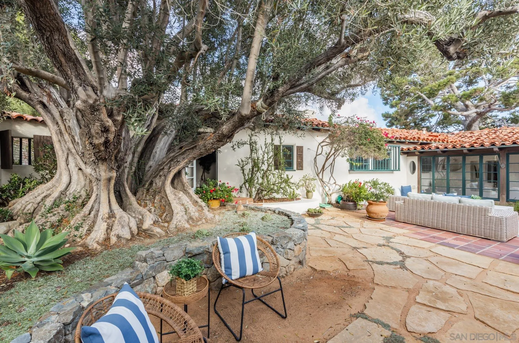 6004 Avenida Cresta La Jolla, CA 92037 - Photo 14 of 58 a view of a house with backyard and sitting area