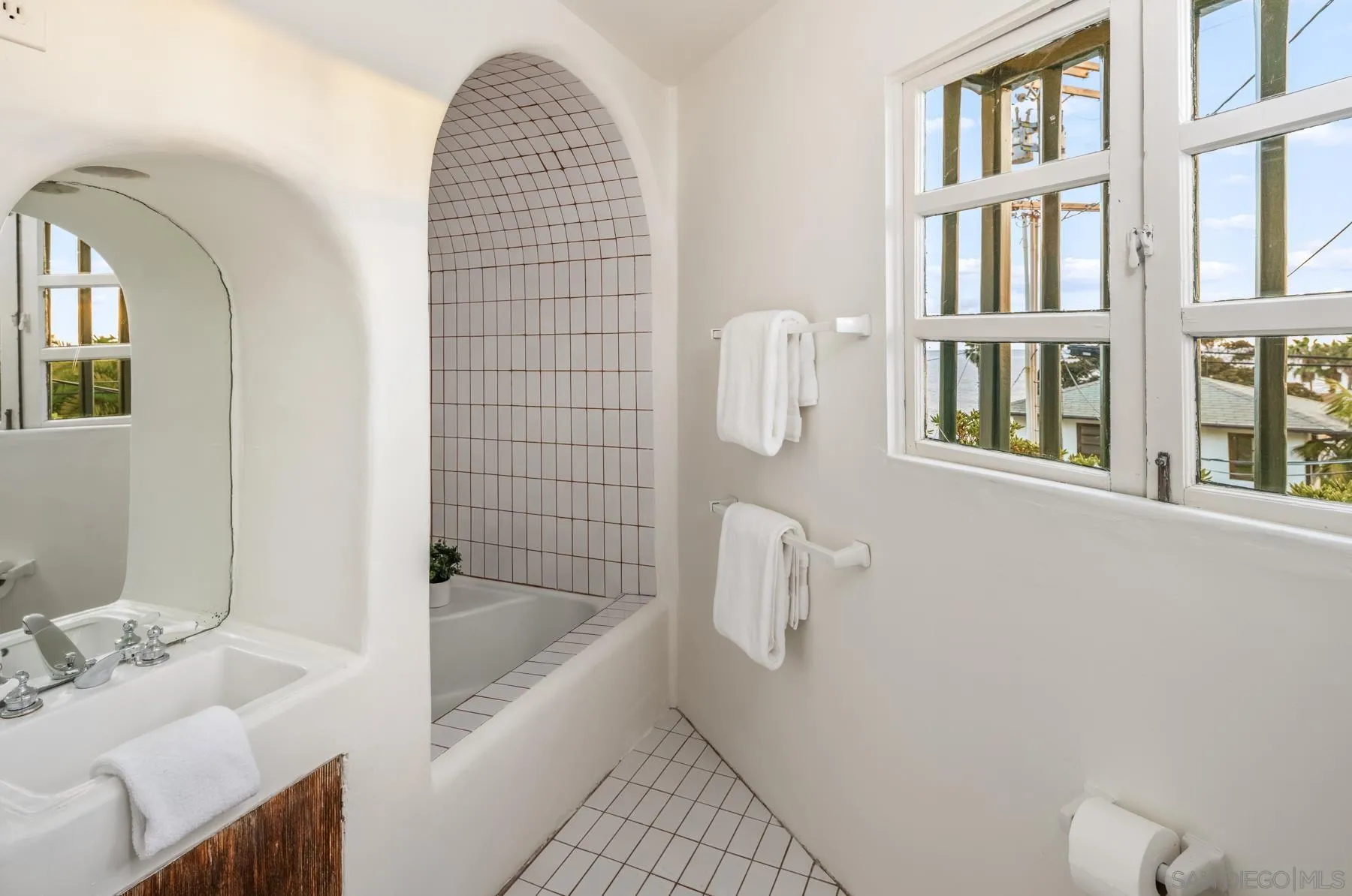 6004 Avenida Cresta La Jolla, CA 92037 - Photo 33 of 58 a bathroom with a bathtub