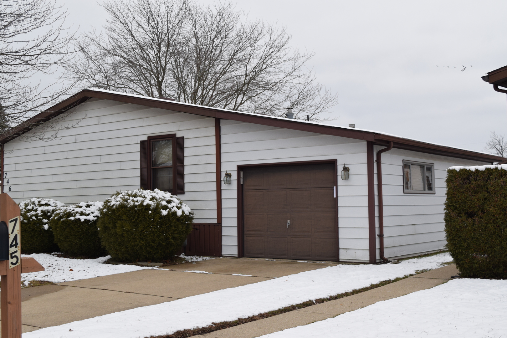 746 Chapparal Terrace Matteson, IL 60443 - Photo 2 of 17 a front view of a house