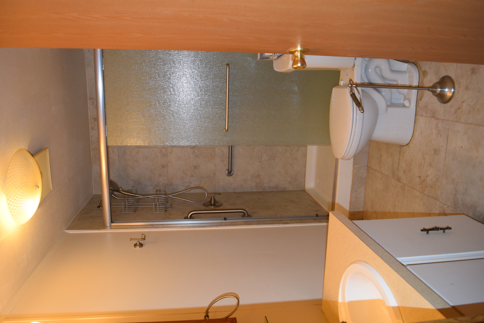 746 Chapparal Terrace Matteson, IL 60443 - Photo 13 of 17 a bathroom with a bathtub and shower