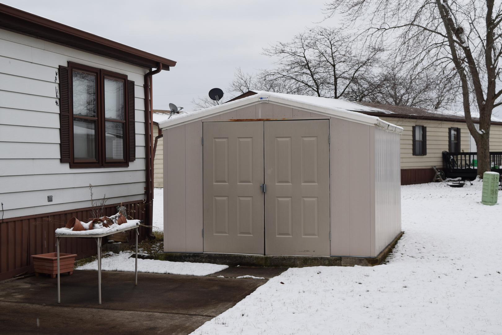 746 Chapparal Terrace Matteson, IL 60443 - Photo 3 of 17 a backyard of a house with table and chairs