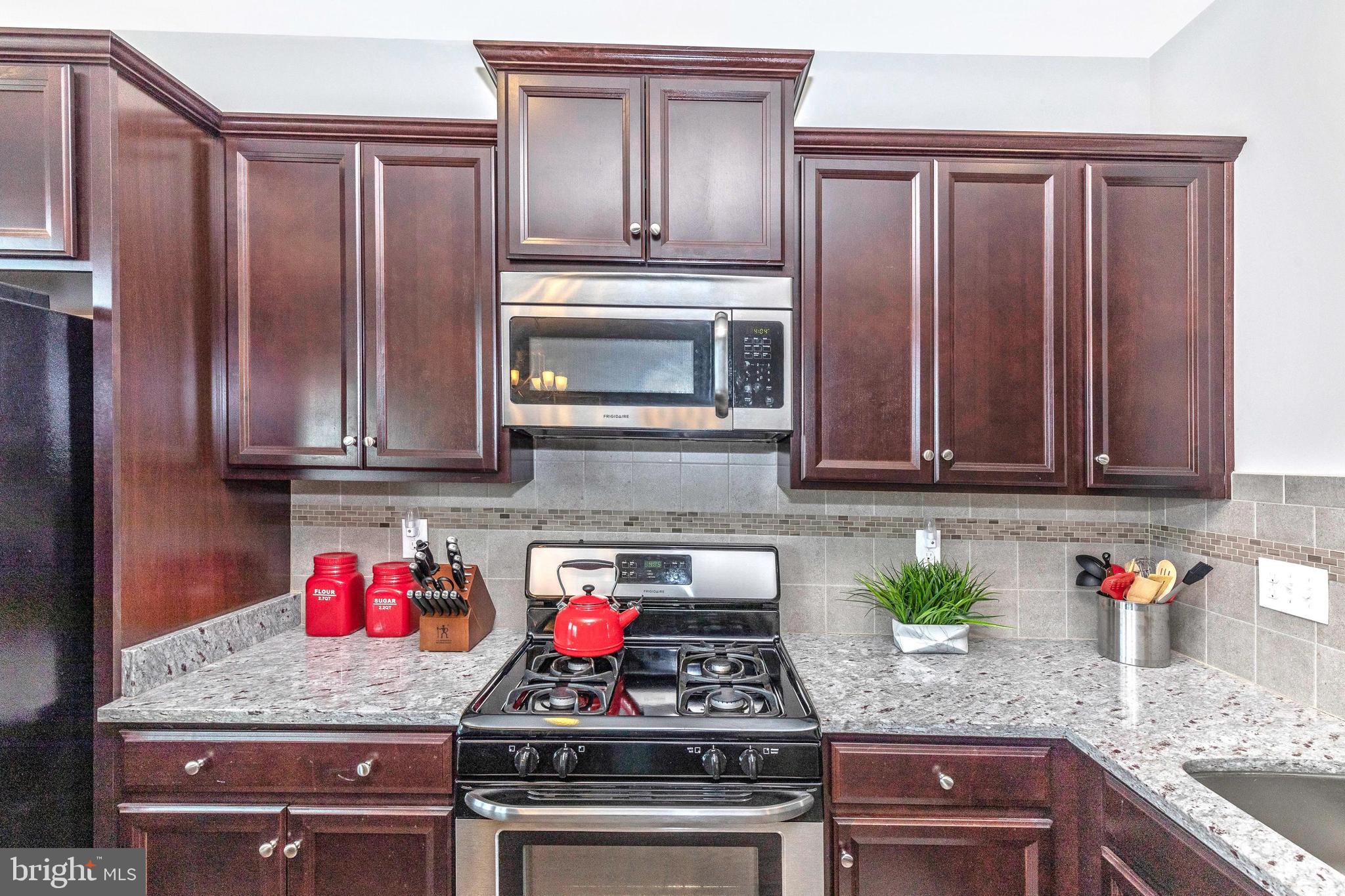 4656 Cambria Road Frederick, MD 21703 - Photo 10 of 46 Beautiful granite counters with backsplash