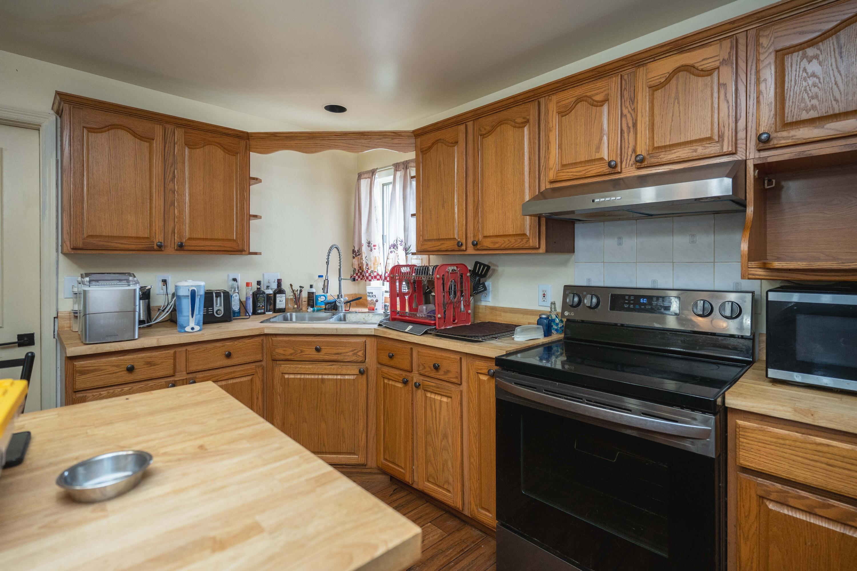 W7852 Town Hall Road Sharon, WI 53585 - Photo 9 of 49 Kitchen (2)