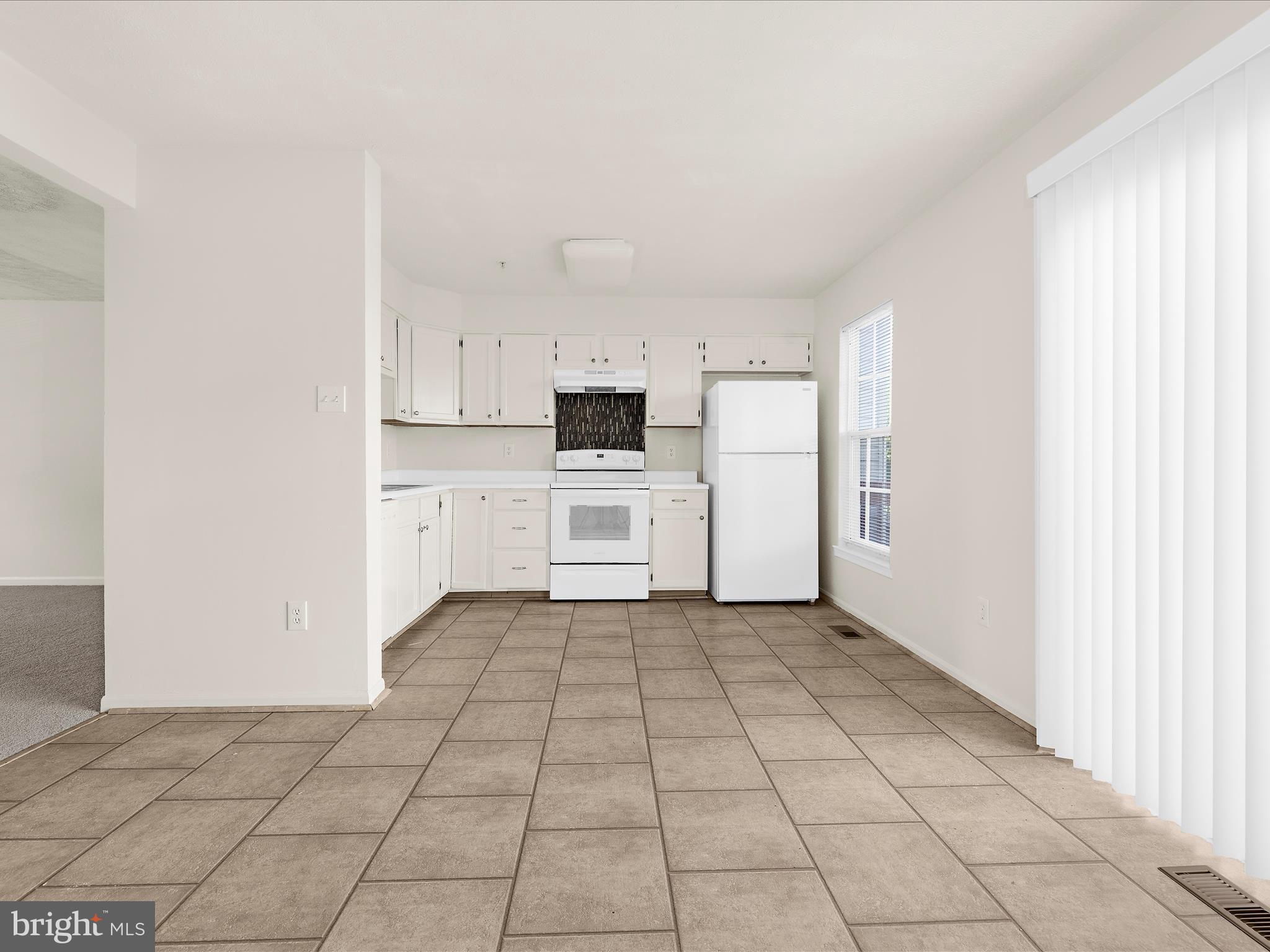 22 Royalty Circle, Unit 22 Owings Mills, MD 21117 - Photo 8 of 37 Large Kitchen