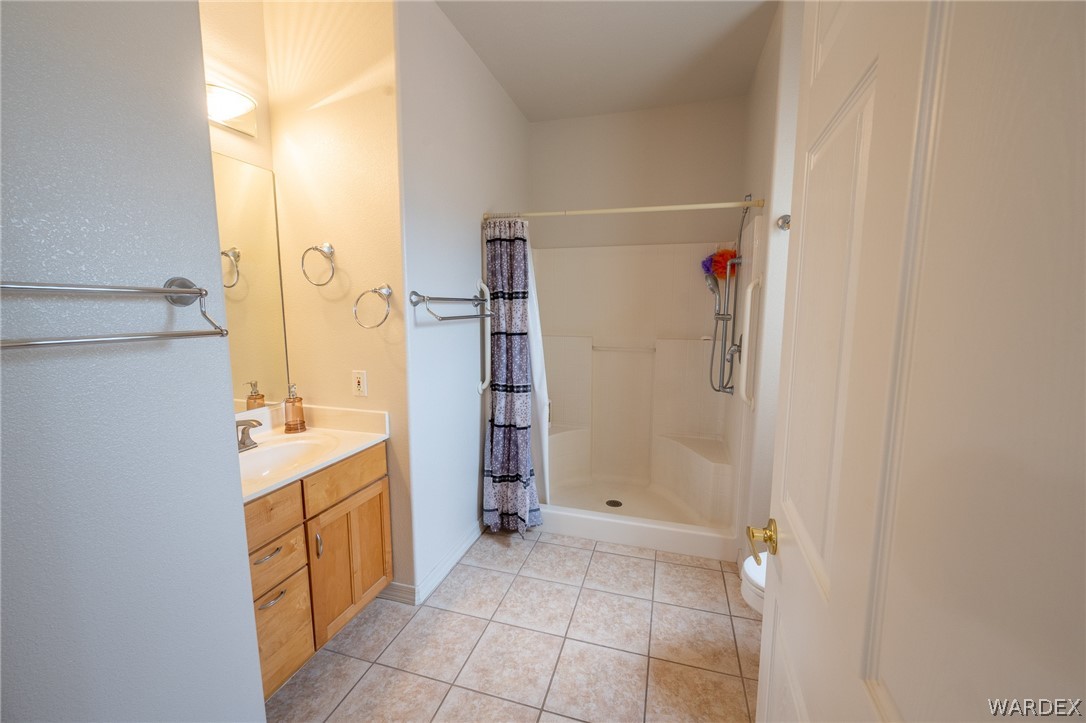 5762 Ruth Drive Fort Mohave, AZ 86426 - Photo 17 of 29 a bathroom with a sink a mirror and a bathtub
