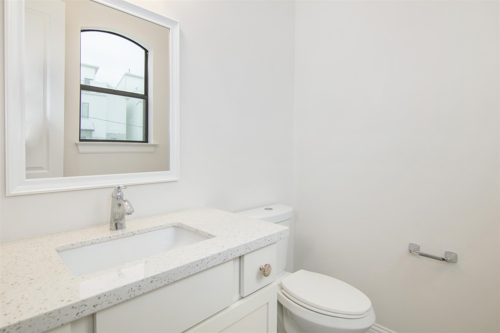 1508 Johnson Street Houston, TX 77007 - Photo 15 of 28 Half bath on second floor