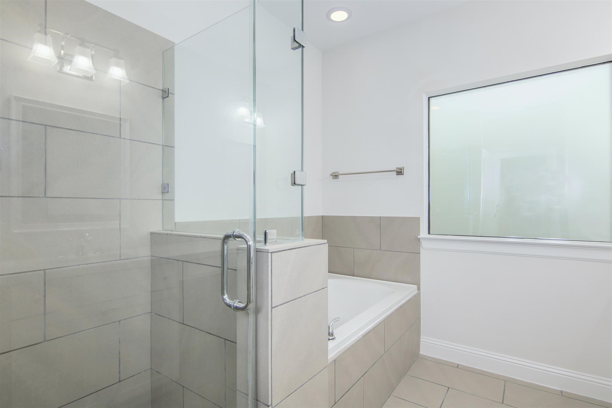1508 Johnson Street Houston, TX 77007 - Photo 21 of 28 Primary Bathroom