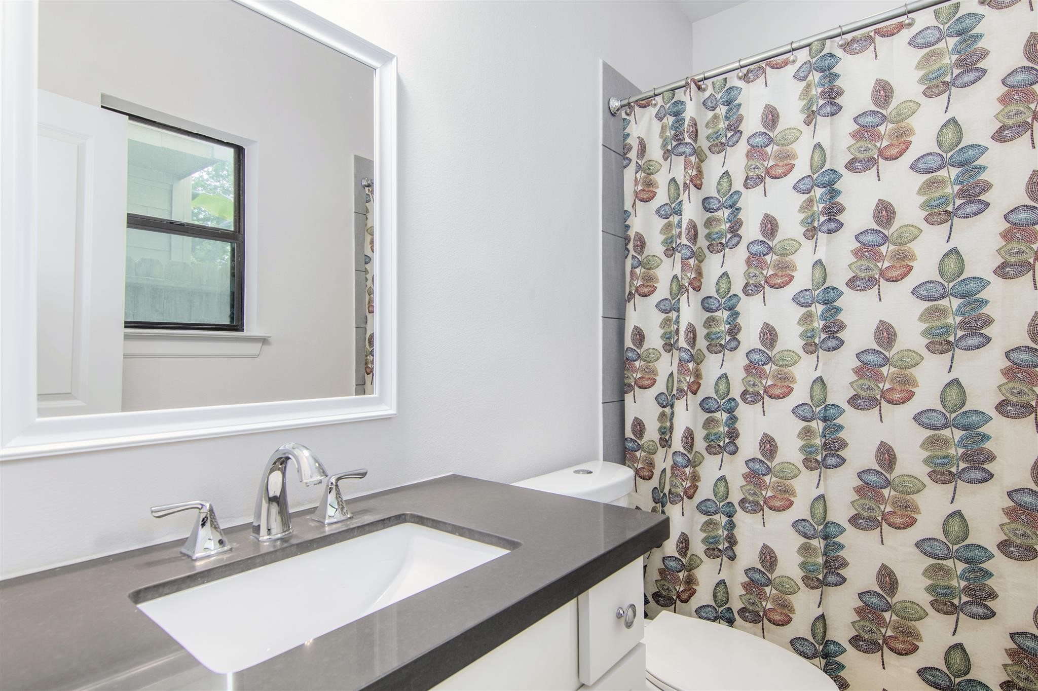1508 Johnson Street Houston, TX 77007 - Photo 6 of 28 1st floor bathroom