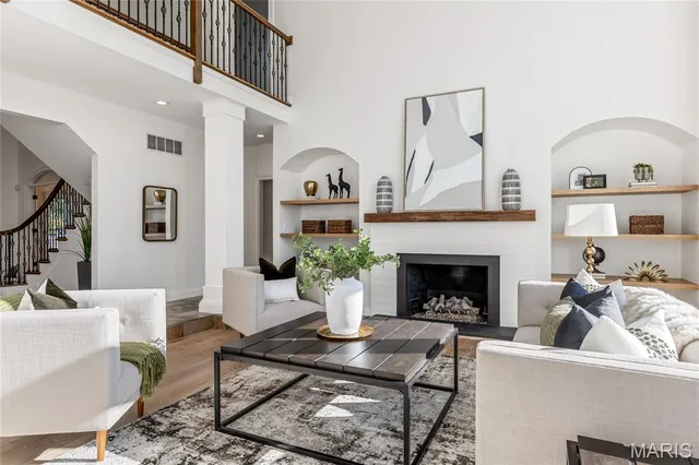 $2,395,000 | 11 Roclare Lane, Town and Country, MO 63131