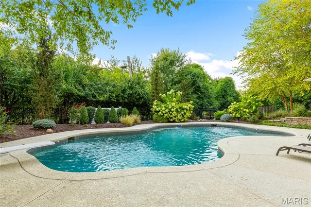 $2,395,000 | 11 Roclare Lane, Town and Country, MO 63131