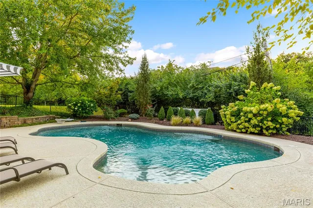 $2,395,000 | 11 Roclare Lane, Town and Country, MO 63131