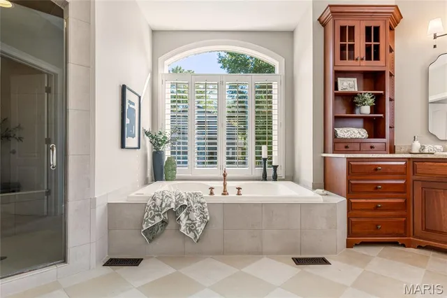 $2,395,000 | 11 Roclare Lane, Town and Country, MO 63131