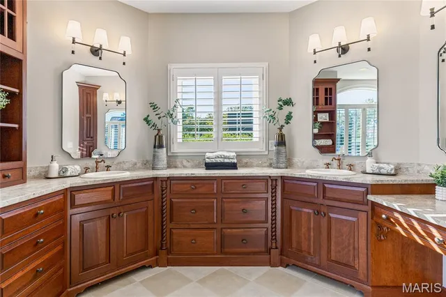 $2,395,000 | 11 Roclare Lane, Town and Country, MO 63131