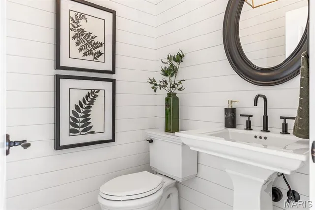 $2,395,000 | 11 Roclare Lane, Town and Country, MO 63131