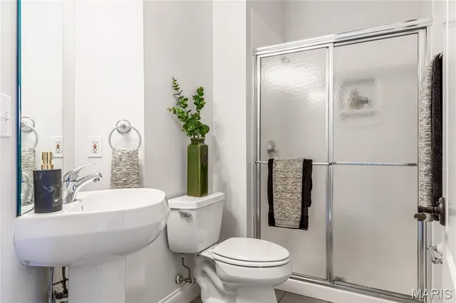 $2,395,000 | 11 Roclare Lane, Town and Country, MO 63131