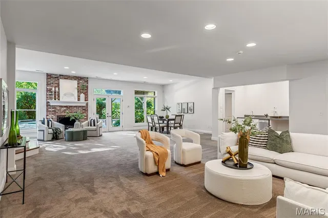 $2,395,000 | 11 Roclare Lane, Town and Country, MO 63131