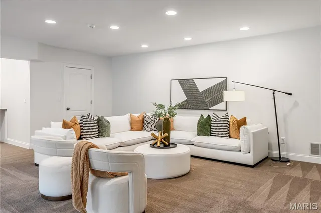 $2,395,000 | 11 Roclare Lane, Town and Country, MO 63131