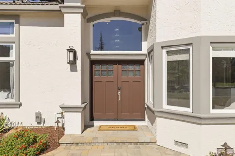 a view of a livingroom with furniture and a mirror