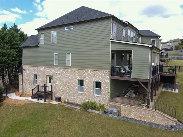 a view of a house with backyard
