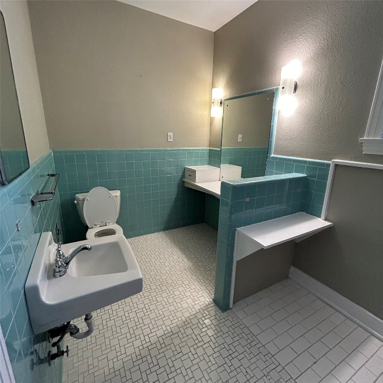 1115 West 22 1/2 Street Austin, TX 78705 - Photo 25 of 33 a bathroom with a sink a toilet and mirror