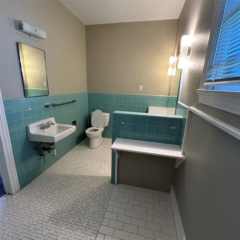 1115 West 22 1/2 Street Austin, TX 78705 - Photo 26 of 33 a living room with furniture and a mirror