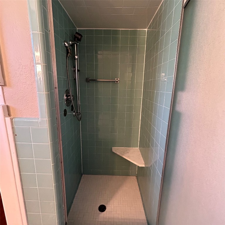 1115 West 22 1/2 Street Austin, TX 78705 - Photo 28 of 33 a bathroom with a tub and shower